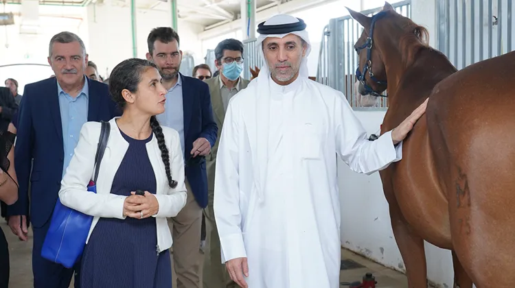 Mohammed Khalaf al-Habtoor et Marie-Cécile Tardieu, directrice générale de l’investissement chez Business France, lors de la visite Al Habtoor Polo Resort and Club. Au second plan, on reconnaît Jean-Roch Gaillet, directeur général de l’IFCE, Frédéric Bouix, délégué général de la FFE, et le Dr Paul Hubert, secrétaire général adjoint du Stud-book Selle Français.