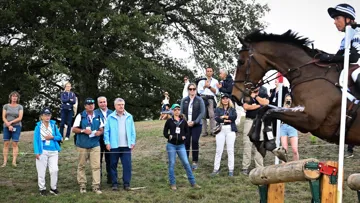 De gauche à droite : Claudia Bach, David O’Connor, Ingmar de Vos et Thomas Bach au cours du cross.