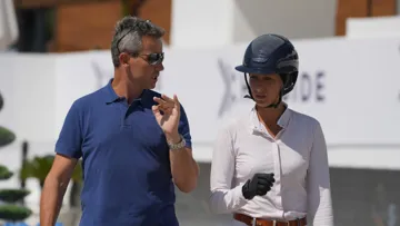 Ici à l'Hubside Jumping de Grimaud, Laurent Guillet a commencé à entraîner Mégane Moissonnier lorsque cette dernière évoluait encore en catégorie Juniors.
