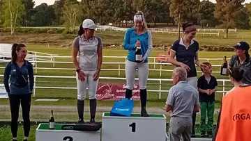 Virginie Atger, Mélody Théolissat et France Paul ont fièrement représenté la France à l’hippodrome de Verrie.