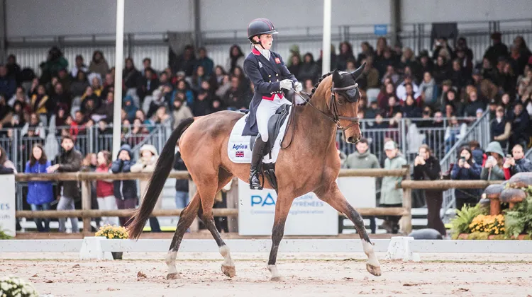 Déjà vainqueurs à Pau en 2023, Rosalind Canter et Izilot DHI ont pris la tête des opérations après le dressage