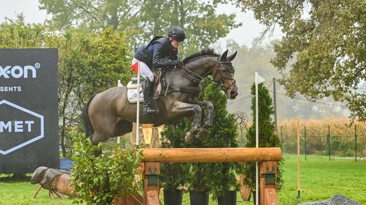 Caroline Harris et D. Day ont bravé la pluie pour prendre la tête du CCI 5*-L de Pau