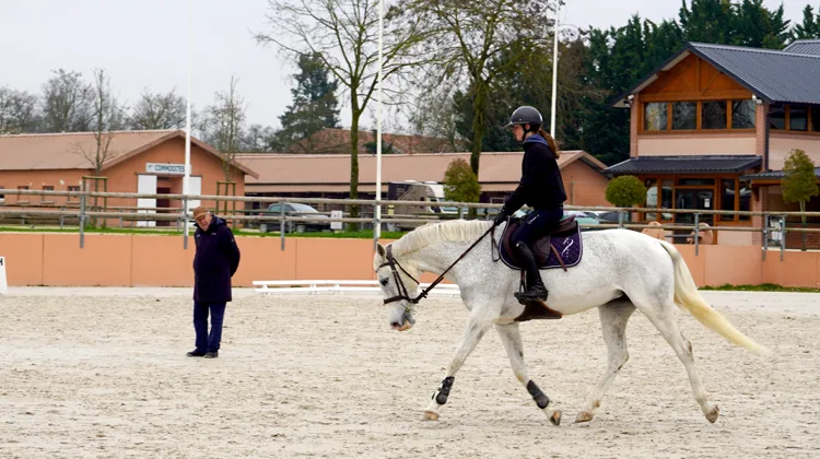 “Je conseille aux cavaliers de retenir les exercices et leur ordre pour qu’ils puissent relâcher et engager leur cheval”, dit Barnabas Mandi, intervenant fédéral des plus chevronnés.