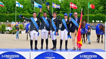 Sergio Álvarez Moya, Mariano Martinez Bastida, Iván Serrano Sáez et Imma Roquet Autonell se sont imposés triomphalement à Deauville, à la grande joie de Carolo López Quesada, leur chef d’équipe.