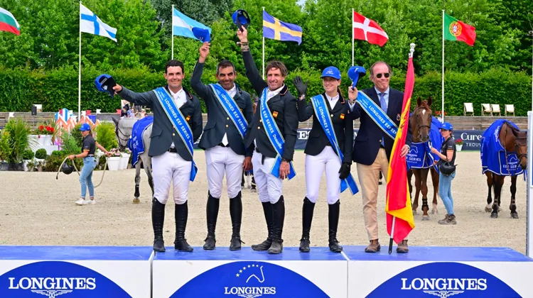 Sergio Álvarez Moya, Mariano Martinez Bastida, Iván Serrano Sáez et Imma Roquet Autonell se sont imposés triomphalement à Deauville, à la grande joie de Carolo López Quesada, leur chef d’équipe.