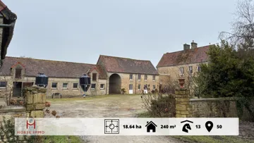 À proximité de Sainte-Mère-Église, cette propriété organisée autour d’une cour en U offre un cadre calme et authentique, idéal pour développer un projet équestre, familial ou professionnel.