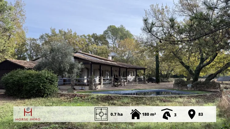 Propriété équestre construite en 2006, située à quelques minutes de Fayence, offrant confort moderne, beaux volumes et un environnement calme et verdoyant, idéal pour profiter du climat provençal.