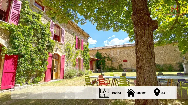 À vendre : domaine de 100 hectares avec bastide, gîte et nombreuses dépendances dans le Var