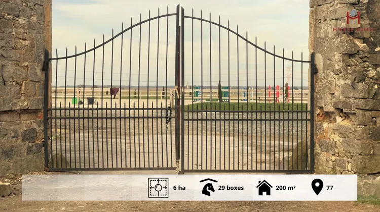 À vendre : superbe corps de ferme et installations équestres en Île-de-France