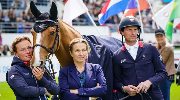 Rêveur de Hurtebise*HDC, accompagné de Laurence Gazel, Emmanuèle Perron-Pette et Kevin Staut, lors de la cérémonie d'adieu au CSIO de La Baule
