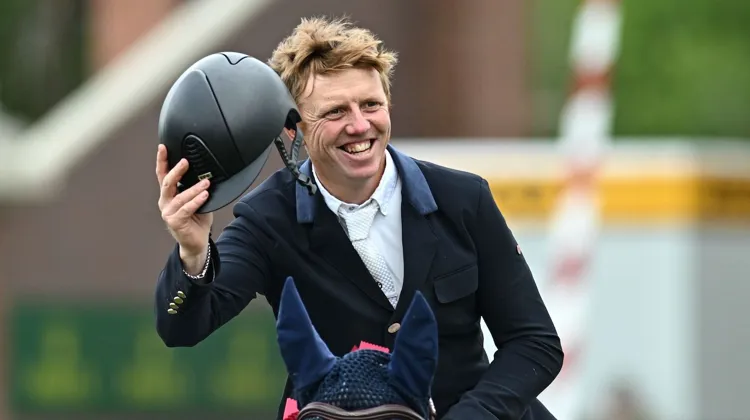 Matthew Sampson victorieux avec One Whisper de l'ATB Cup au CSI 5* de Calgary.