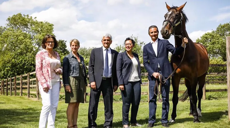Entouré d’Éric Levallois et Diamant de Semilly, au haras de Beaufour, en 2017, Hervé Morin, président de la région Normandie, avait présenté la nouvelle politique régionale en faveur de la filière équine en présence de Clotilde Eudier, vice-présidente de la région Normandie chargée de l’agriculture, de la pêche et de la forêt, Malika Cherrière, conseillère régionale déléguée à la politique équine et présidente du syndicat mixte Hippolia, et de Laurence Meunier, présidente du conseil des chevaux de Normandie et présidente du pôle de compétitivité Hippolia. 