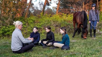 Dès leur plus jeune âge, les élèves étudient le fonctionnement et le comportement du cheval.