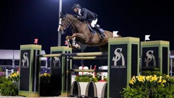 Spencer Smith et Ayade Hero Z sous les lumières artificielles du Palm Beach Equestrian Center. 