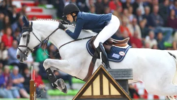 Tragiquement disparue en 2014 à la suite d’un accident survenu au CHI de Genève, la formidable AD Camille Z, ancienne monture d’Athina Onassis, fait incontestablement partie des juments qui ont le plus marqué le monde du jumping dans les années 2010.