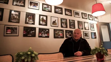 Dans le documentaire sur l’élevage de chevaux de sport, Annette van Trigt rend notamment visite à Wiepke van de Lageweg, propriétaire et distributeur d’étalons de renom comme Nimmerdor et Indoctro.