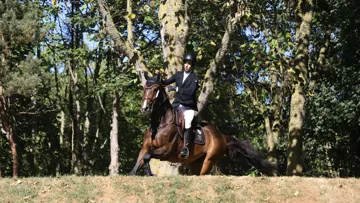 Gonzalo Busca Roca s'est imposé cet après-midi dans le Derby du CSI 3* de Dinard, accompagné de son super Classified, qu'il a récupéré en début d'année après avoir été monté par les frères Allen.