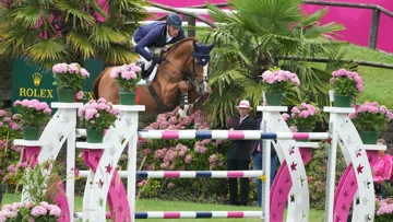 Lauréats des Grands Prix 5* de Valkenswaard et de Cannes, Daniel Deusser et Bingo Ste Hermelle ont cette fois-ci brillé à Dinard dans le Grand Prix 3*!