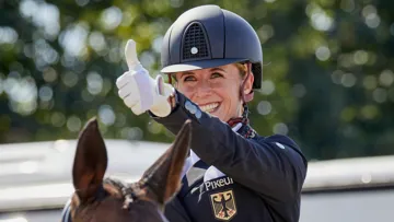 Jessica von Bredow-Werndl après son triomphe aux championnats d’Europe de Hagen avec Dalera BB.