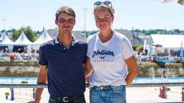 Rencontrés à l'occasion du Normandie Horse Show, Arthur Le Vot et sa compagne Gabrielle Carneaux se plaisent en Normandie. 
