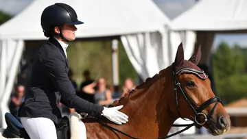 Associé à la jeune Française Elsa Maulet, cavalière des écuries Jiva Hill Stables, Bellini Jiva a réalisé un doublé à la Grande Semaine de Saumur en remportant le titre de champion des six ans.