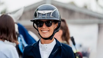 À trente-sept ans, Juliette Faligot fait partie des nouveaux visages de l’équipe de France de saut d’obstacles.