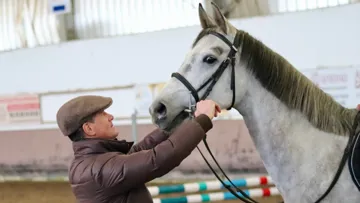 Éric Louradour décide de partager son savoir au plus grand nombre de cavaliers en dédiant la plus grande partie de son temps  à des stages : “Si je peux aider des chevaux à être mieux interprétés ou montés et des cavaliers à évoluer, je serais ravi de donner ainsi un sens à ma vie !”