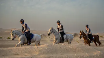 Vincent Gaudriot (Bum Baya d’Aqui) et Virgine Atger (Raya de Jalima), accompagnés ici de la Belge Louna Schuiten (Sabah du Courtisot), se suivent au lever du soleil.