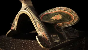 Cette selle en bois peint fait partie de l’apparat équestre de l’exposition.