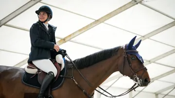 Pointant au cent soixante-seizième rang du classement mondial Longines, Jeanne Sadran fait partie des figures tricolores en progression.