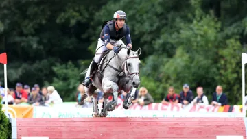 Avant de truster les podiums grâce à sa progéniture, Upsilon avait révélé des qualités extraordinaires sous la selle. 