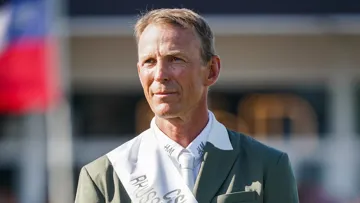 Du lundi au jeudi, les cavaliers travaillent majoritairement à l’extérieur, comme ici le Suédois Peder Fredricson, en selle sur H&M All In de Vinck.