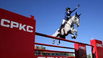 Martin Fuchs et Leone Jei sur l’ultime obstacle du barrage. 