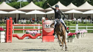 En devenant champions d’Europe Juniors de saut d’obstacles à Gorla Minore, le 16 juillet, Anastasia Nielsen et Tailormade Contou ont offert à Monaco la première médaille de son histoire!