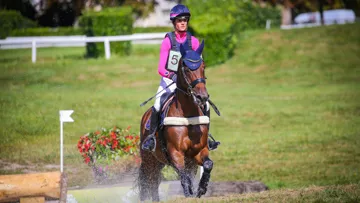 Huitième du championnat de France à quatre ans en 2022 puis quatrième des cinq ans cette année, l’Anglo-Arabe Catch Me Bois Blanc poursuit une trajectoire exemplaire avec Clara Loiseau.