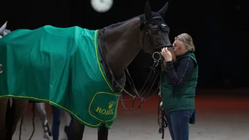 Emma Uusi-Simola, groom pour Steve Guerdat, aux côté de Vénard de Cerisy, son "chouchou"
