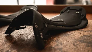 Les fabricants s'attèlent à produire des selles les mieux adaptées à la morphologie des chevaux.