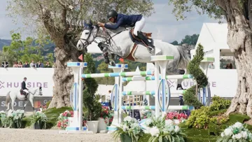Grégory Wathelet et Argentina de La Marchette (SCSL, Acajou de la Marchette x Del Piero P&B) à l’Hubside Jumping de Grimaud.