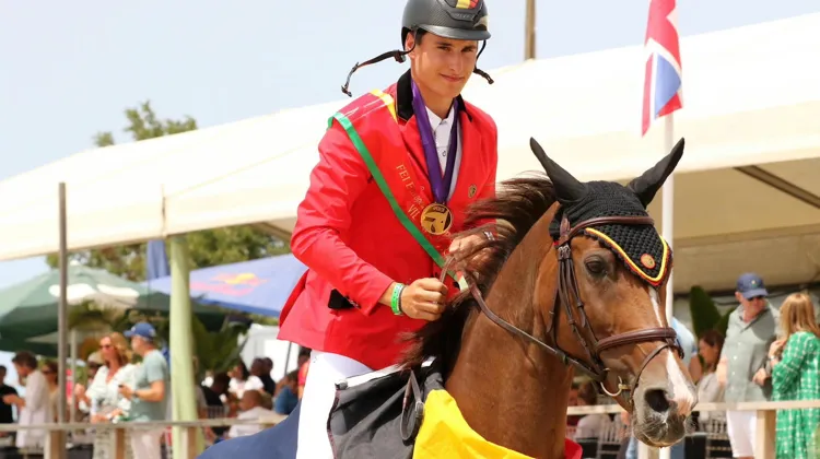 Lors des championnats d'Europe Jeunes Cavaliers à Vilamoura, Thibault Philippaerts, en selle sur Khan Vd Kattevennen, a remporté l'or par équipes.