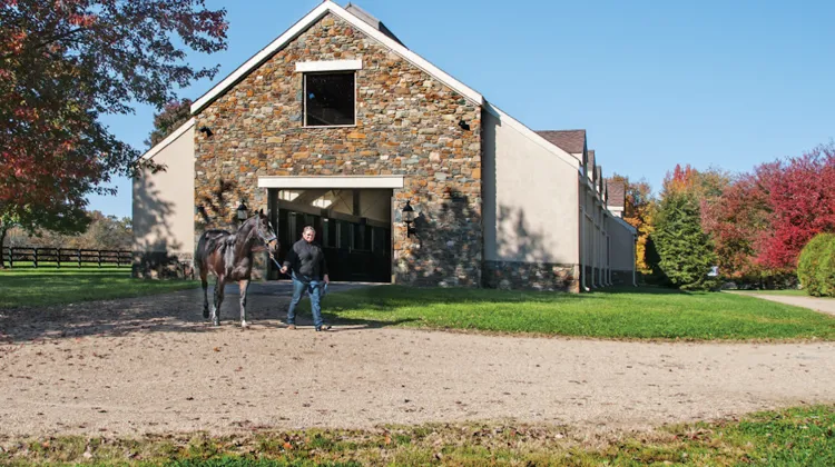Grâce à leur structure savamment étudiée, les bâtiments des écuries du domaine de Heronwood sont de véritables palaces pour chevaux, lumineux et aérés.