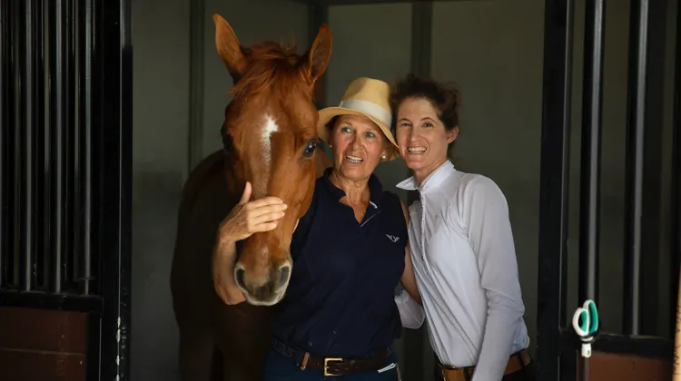Ici aux côtés de sa mère Cécile, Marie Vonderheyden a récemment fait son entrée dans l’équipe de France de para-dressage, qu’elle pourrait représenter cet été aux championnats du monde de Herning.