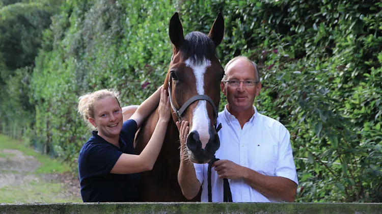 Montée par Steve Guerdat jusqu’en CSI5*, Dynamix de Bélhème, ici entre Frédéric Aimez et sa fille Laure, est la figure de proue de l’élevage de Frédéric Aimez.