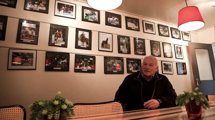 Dans le documentaire sur l’élevage de chevaux de sport, Annette van Trigt rend notamment visite à Wiepke van de Lageweg, propriétaire et distributeur d’étalons de renom comme Nimmerdor et Indoctro.