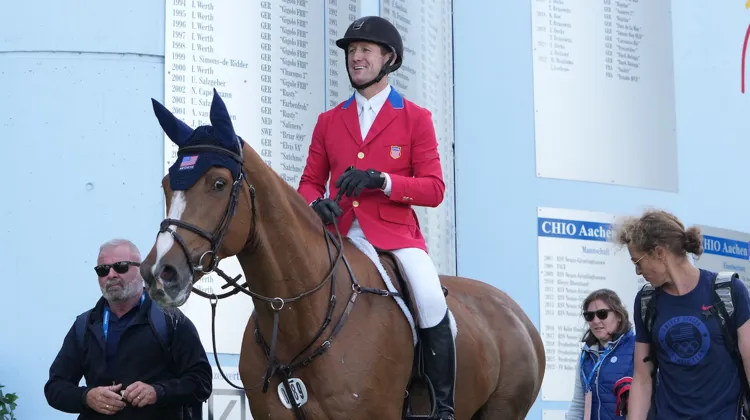 McLain Ward et Contagious à la sortie du piste. 