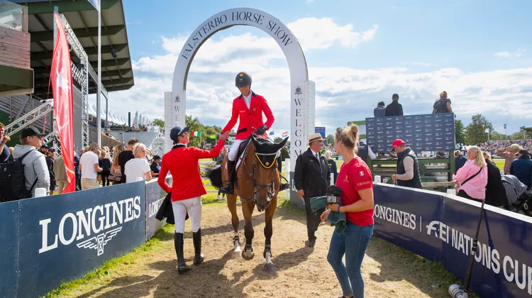 Pieter Clemens félicite Gilles Thomas en sortie de piste. 