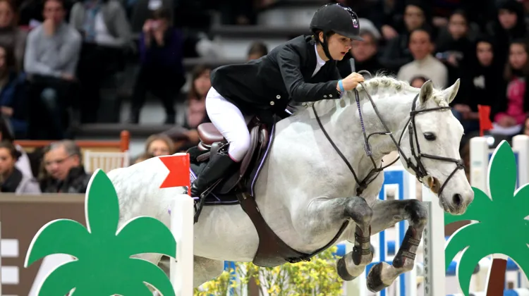 Âgée de vingt-trois ans, ici avec Juke Box du Buhot à Bordeaux en 2012, Camille Condé-Ferreira est certainement l'une des anciennes cavalières Poneys françaises les plus emblématiques.