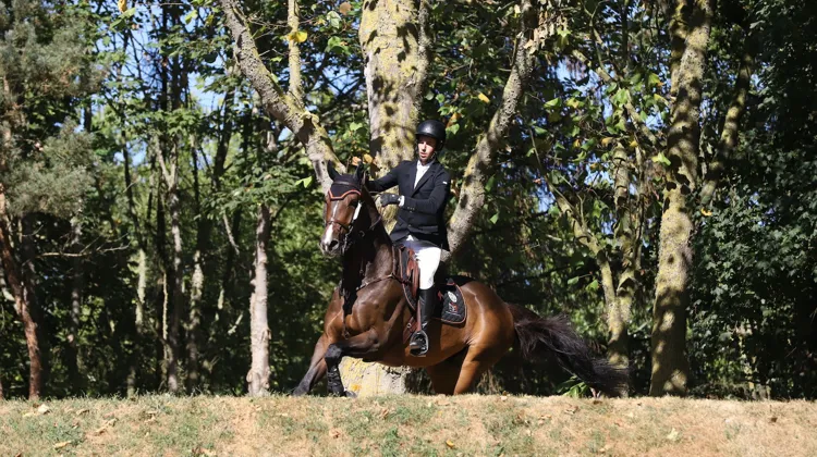 Gonzalo Busca Roca s'est imposé cet après-midi dans le Derby du CSI 3* de Dinard, accompagné de son super Classified, qu'il a récupéré en début d'année après avoir été monté par les frères Allen.