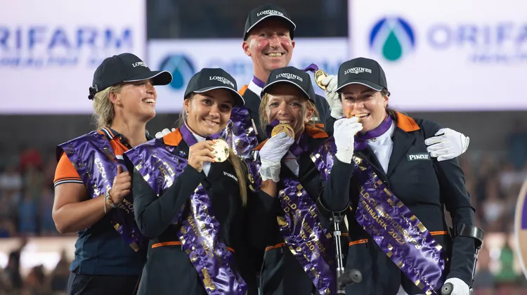 L'équipe néerlandaise de dressage sur le toit du monde. 