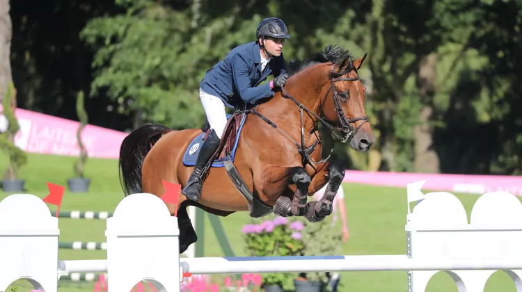 Bond Jamesbond et son unique formateur Bernard Briand Chevalier lors du CSI 3* de Dinard, en juillet 2021. 