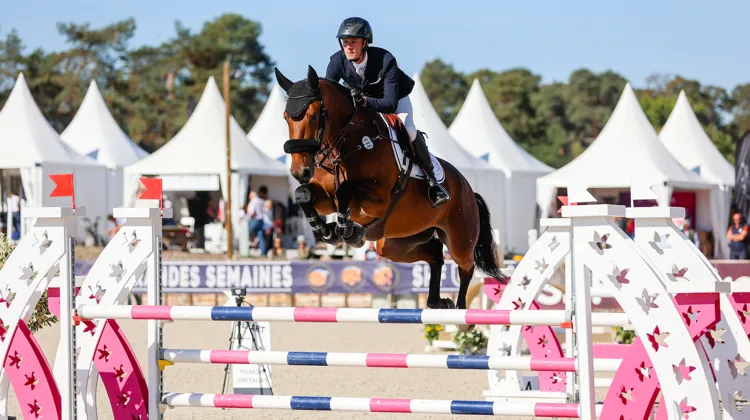 Désormais, la SHF bannit les protège-boulets de toutes ses épreuves de saut d’obstacles organisées sur des terrains en sable.
